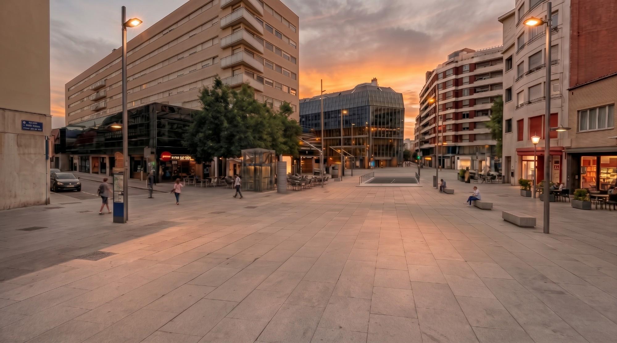 Recreació del Portal de Sant Roc amb l'aparcament: una plaça dura de pedra, gairebé sense arbres, amb l'ascensor i la ventilació de l'aparcament.